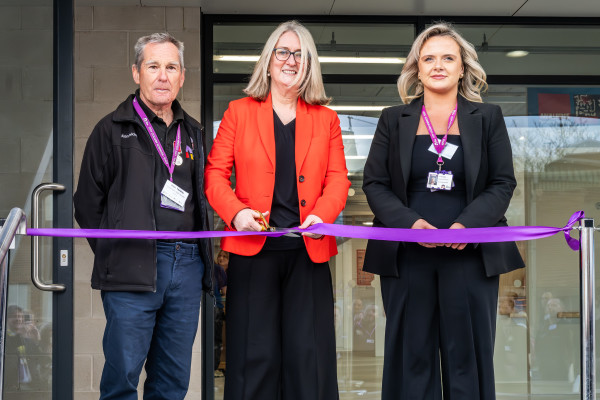 Ministers for skills Jacqui Smith cutting the ribbon to officially open the new Constrcution Skills Hub.